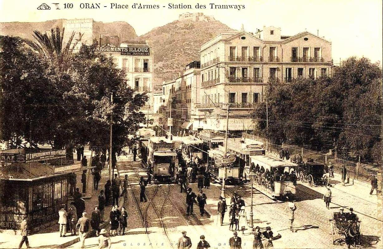 PA c- 018- Place d'Armes- trams et autobus.JPG